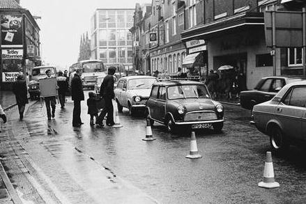 1977 -  Pedestrians negotiate the traffic at the bus lane on Leeming Street.
