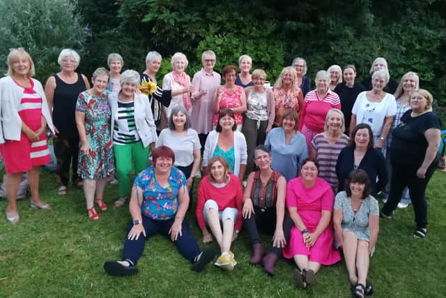 Members of the Major Oak Pop Choir enjoyed a post-pandemic picnic.