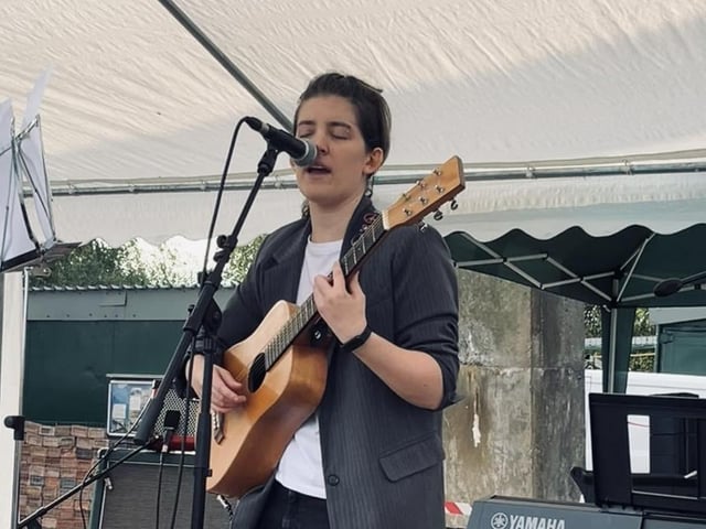 Liv Ibell is a musician and Rhubarb Farm volunteer. Liv performed at the festival.