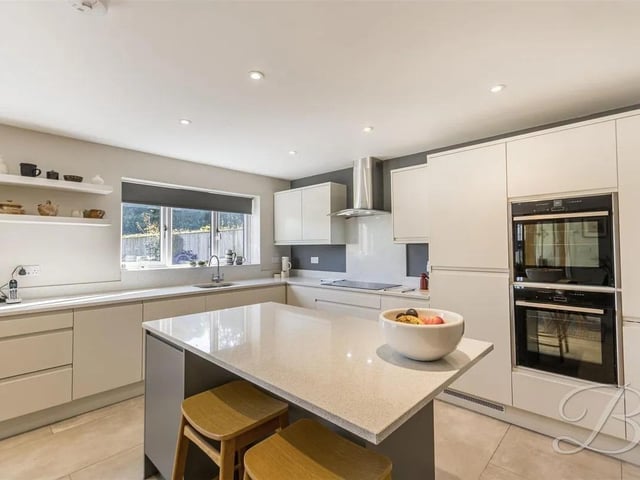 A gorgeous modern and stylish family sized kitchen/diner which provides modern day living at its finest. The integrated appliances includes a fridge/freezer, a dishwasher and a double electric oven.