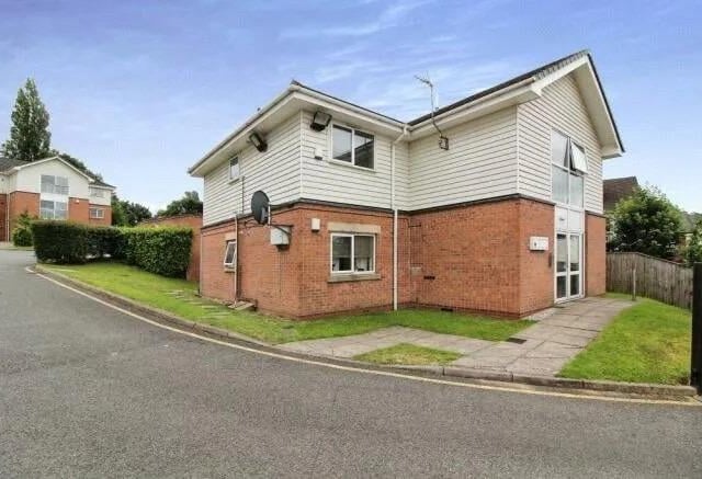 This first floor apartment features allocated parking, gated access and presents a great investment. The property has just been let for £725 pcm which is a fantastic yield of 9.6%.