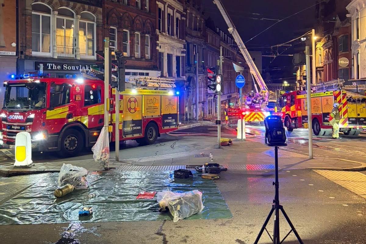Feuerwehrleute aus Mansfield, Ashfield, Hucknall und Eastwood im Einsatz ...