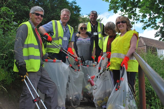 Litter pickers ready for action in Bilsthorpe.