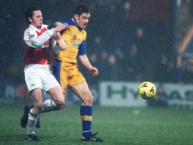 Tony Lormor chased by Paul Dillon in 1999