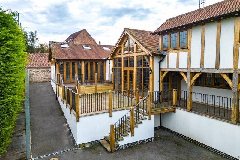 This image underlines the unique appearance of the house, with steps leading down from the terrace at the back.