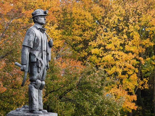 Autumn colours and the miner of Mansfield.