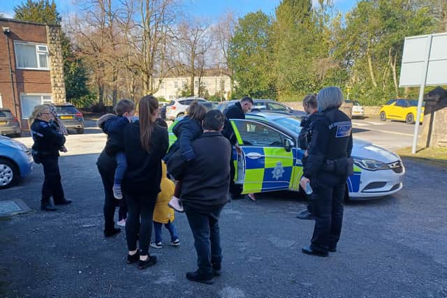 Children meet the police officers.
