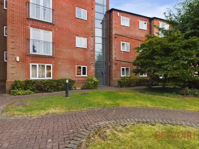 Whether you're looking for a property for yourself or a property for an investment this would make a great purchase. With a potential yield of 9.8% its a great purchase either way! Within walking distance of Mansfield town centre a gated first floor apartment .