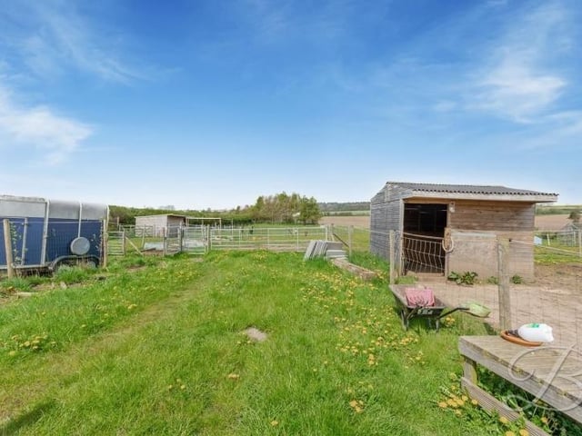 The property comes with 2.66 acres of adjoining grassland with a block-built tack room, chicken houses and a hay store.
