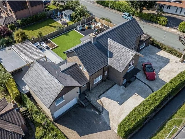 This 5 bed detached house in Lichfield Lane, Mansfield is on the market for £800,000 and has recently been refurbished to an impeccable standard.