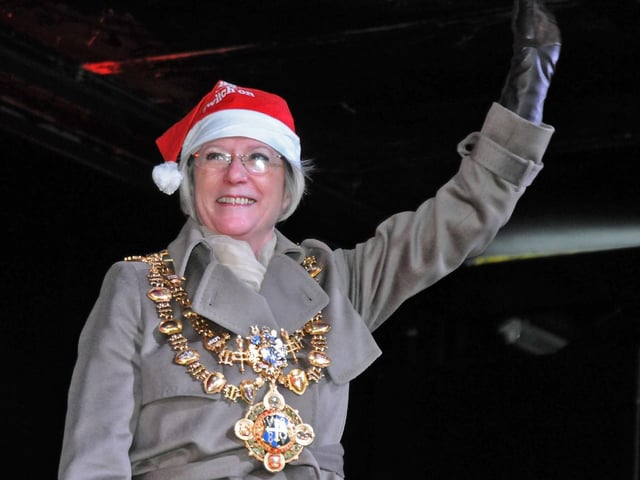 Mansfield Christmas lights big switch on in 2017.                                Mansfield Executive Mayor, Kate Allsop gives a big cheer for the big switch on event.