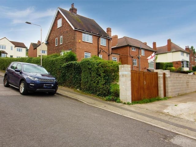 This is how the house looks from the street on Church Hill Avenue. The driveway gives access to a single garage.