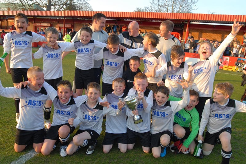 Skegby Colts celebrate their victory in the Mansfield Youth League Under 11s final at Alfreton in 2010.