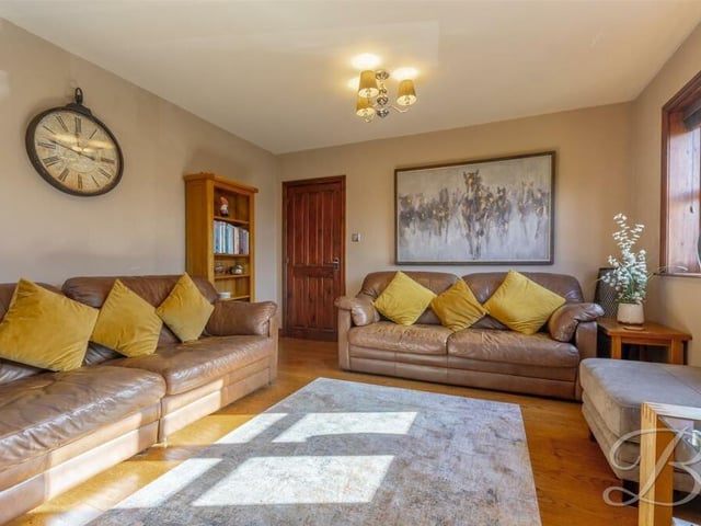 A second shot of the living room, which lends itself perfectly to relaxing evenings on the sofa.