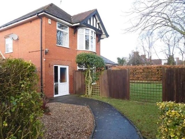 Detached family home with two large reception rooms, spacious Kitchen, three bedrooms, two bathrooms, ample off street parking and a substantial size family garden. Deposit £1,211.00. Contact Zebra Sales & Lettings on 01623 355544.