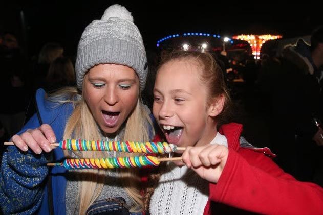 Tina McCabe and her daughter Ashlee get ready to tuck into their giant twizzler lollies back in 2019