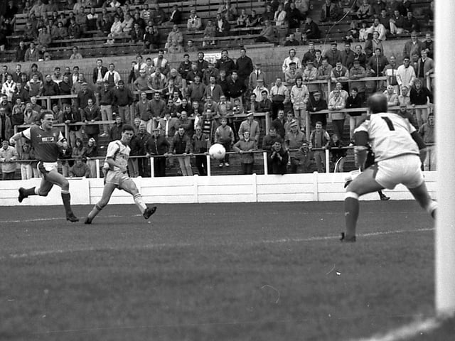 Steve WIlkinson on the attack for Stags in 1989, visiting Walsall won 2-0.