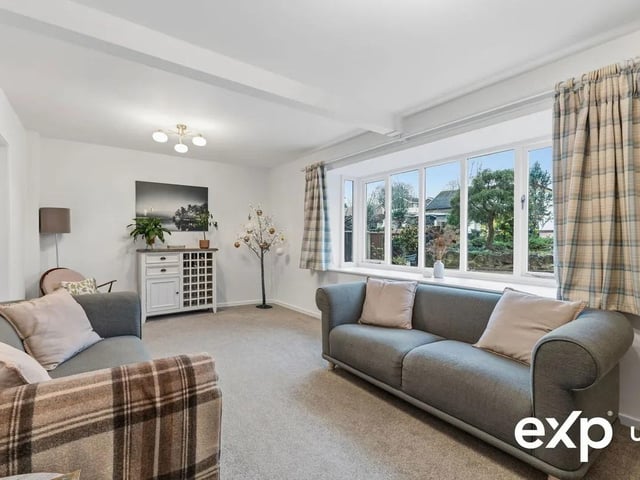 A beautiful, big room, the lounge is light and fresh. This impressive reception room showcases plenty of space for seating arrangements.