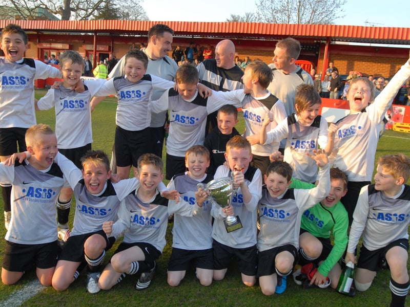 Skegby Colts celebrate their victory in the Mansfield Youth League Under 11s final at Alfreton in 2010.