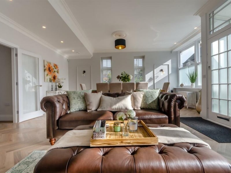 A stunning 5 bedroom detached house with a magnificent open plan reception room and a large open plan living/dining kitchen in a pleasant village setting. The property is positioned just off the A60 on Budby Road adjacent to the Greendale Oak pub. With a rating of 4.97, it's no surprise this is a guest favourite. The cost to stay here is £414 per night. The property accommodates 10 guests, featuring 5 bedrooms, 7 beds, and 3 bathrooms. For more details and to place a booking, visit: www.airbnb.co.uk