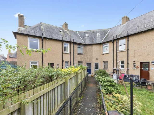 2 bedroom terraced house in Musselburgh.
Average house price in East Lothian - £252,964.