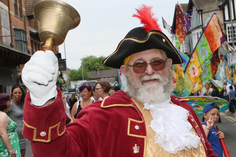 Mansfield Carnival, Town Crier Andy Sissons set the parade off.