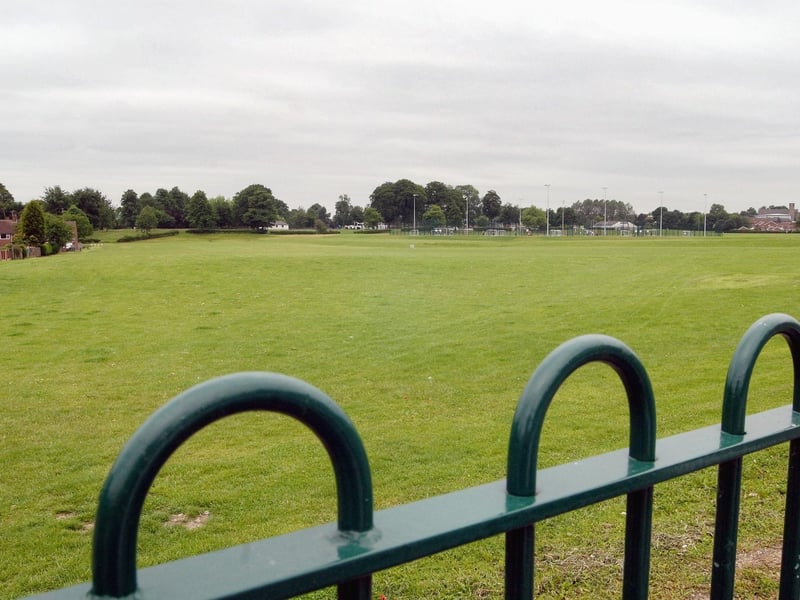 One of the things many residents love about Ashfield is that you're never far away from a park or green space. Whether you want to drive down the road and visit a country park, or enjoy a lunchtime stroll through picturesque pockets of nature, we have all of this and more on our doorstep. Photo: Sutton Lawn.