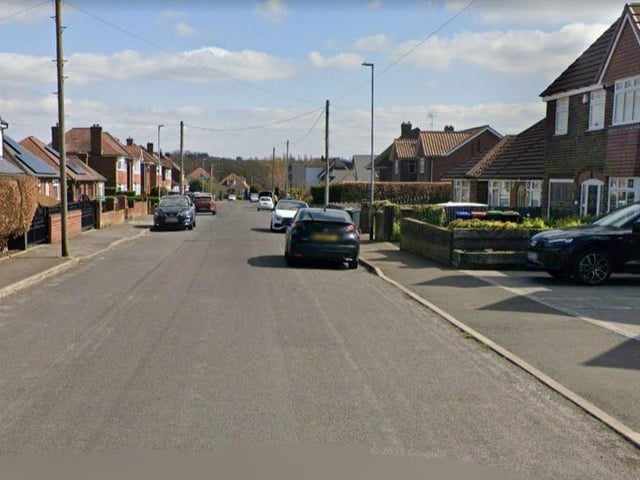 Cedar Avenue had an average sale price in the last five years of £372,500 from four sales.