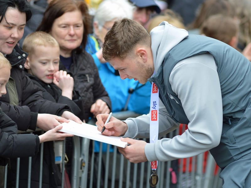 Crowds packed into Mansfield town centre this afternoon to salute their heroes.