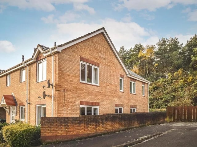 Ideal investment or first-time purchase, no chain – Offering a fantastic opportunity in the sought-after Berry Hill area of Mansfield, this well-proportioned two-bedroom ground-floor apartment combines generous living space with practical features.