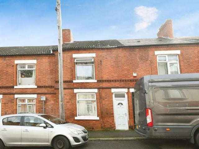 This 2 bed terraced house in Goldsmith Street, Mansfield is on the market for £80,000 and is offered chain free and sold with vacant possession.