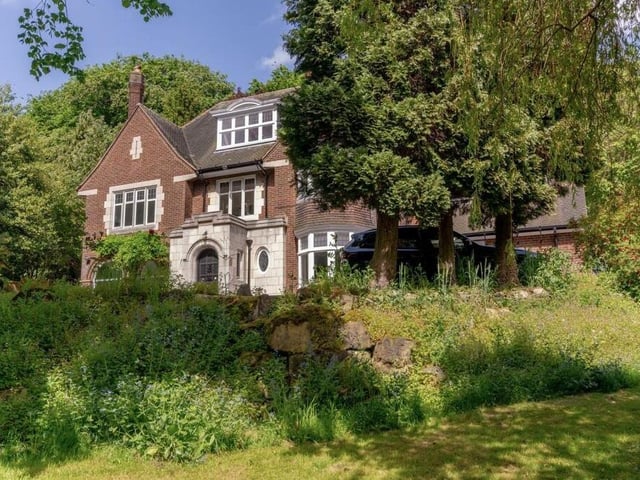 The surrounding mature trees guarantee privacy.