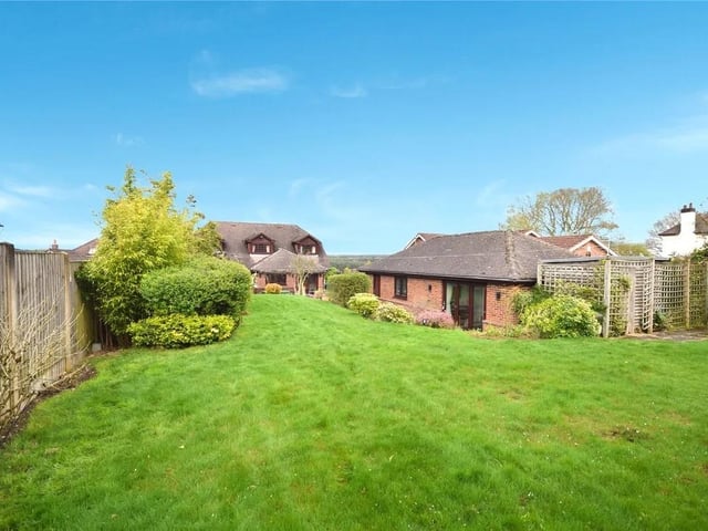 Standing on Kirkby Road on the edge of sought after Ravenshead village. Close to the historic and scenic grounds of Newstead Abbey Park, the property boasts spectacular countryside and field views, and is set within generous grounds of over 1/4 acre plot.