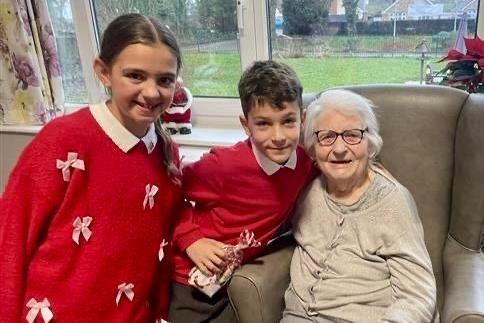 Year 4 Pupils meets a resident of Moorlands Care Home