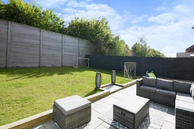 The back garden, with its lawn and patio, is fully enclosed, creating the perfect scenario for a party with family and friends or playtime with the kids.