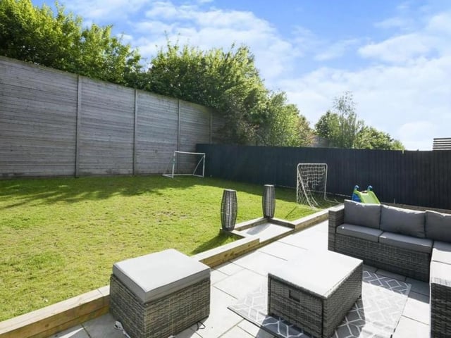 The back garden, with its lawn and patio, is fully enclosed, creating the perfect scenario for a party with family and friends or playtime with the kids.