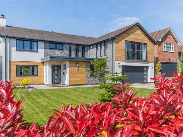The property occupies a large plot extending to circa 0.21 of an acre, set well back from Black Scotch Lane – an attractive tree lined road of high value homes – regarded as one of Mansfield’s most desirable locations.