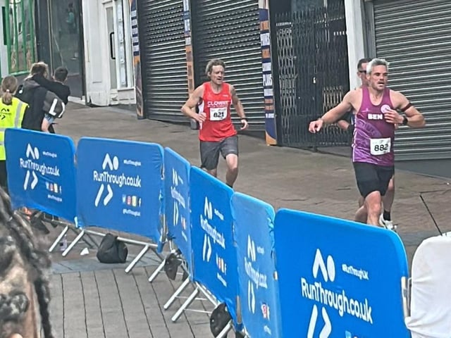 Runners on Leeming Street