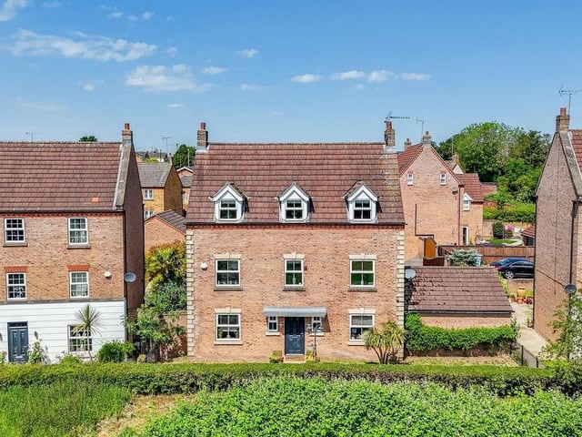 This substantial three-storey detached home is immaculately presented throughout and offers exceptionally spacious accommodation, making it the perfect purchase for a growing family looking to move straight in. Occupying a desirable position within a quiet cul-de-sac, the property enjoys open views to the front across nearby fields and the river, ensuring a high degree of privacy with no overlooking properties. The location is also well connected, with a range of local shops, great schools and convenient transport links all within easy reach.