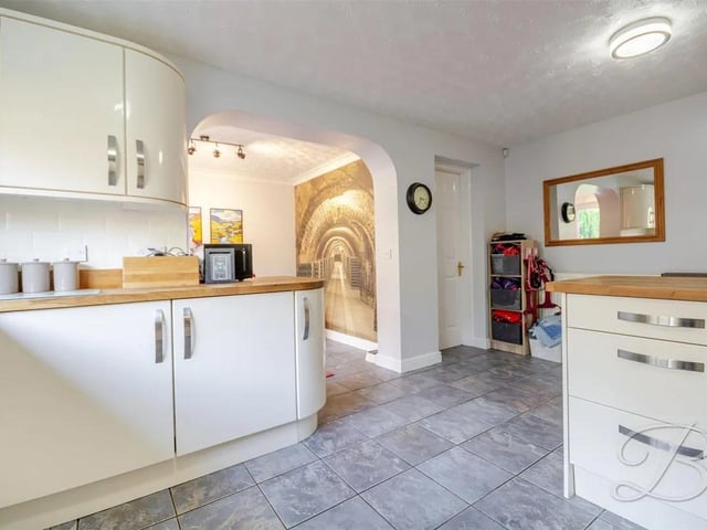 Spacious and stylish kitchen with integrated appliances such as oven and dishwasher. This is a bright, modern, and practical kitchen, perfect for everyday family life and entertaining.