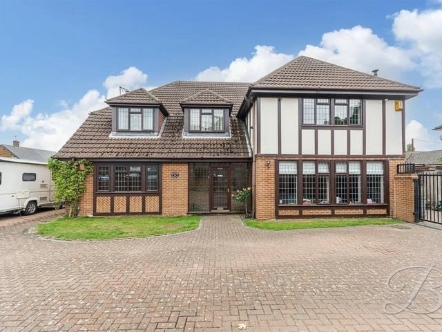 Welcome to this beautifully presented six-bedroom detached home, offering an exceptional blend of space, character, and modern convenience-perfectly suited for growing families or anyone seeking versatile living. Situated in the sought-after area of Forest Town, the property enjoys easy access to local amenities including schools, parks, shops, and excellent transport links.