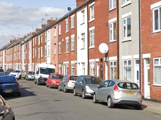 The average price of houses in the NG17 5AA postcode area of Silk Street was £73,190 from five sales.