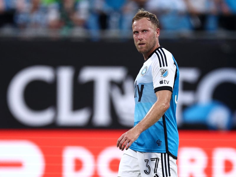 Bolton Wanderers have signed midfielder Scott Arfield on a one-year deal.
