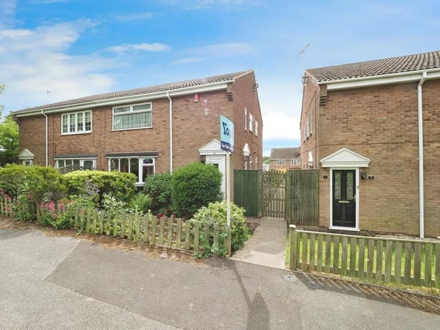 Tucked away in a peaceful pedestrianised area, this spacious two bedroom ground floor flat offers a rare combination of space, potential, and green surroundings. With open views to the front, it’s ideal for those who enjoy a quiet outlook-perfect for dog walks, kids playing, or simply soaking up the peace and quiet. Contact Yopa on 01322 584098.
