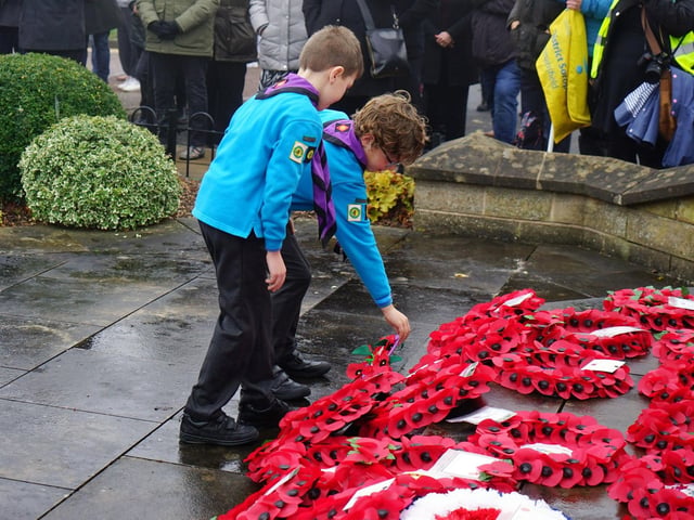 Young scouts laying laying wreaths