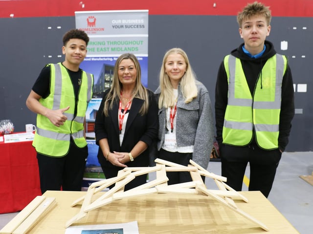 The art of bridgebuilding was explained by Tomlinson staff