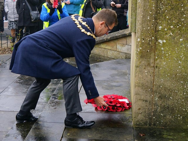 Mayor of Mansfield Andy Abrahams laying a wreath at the service