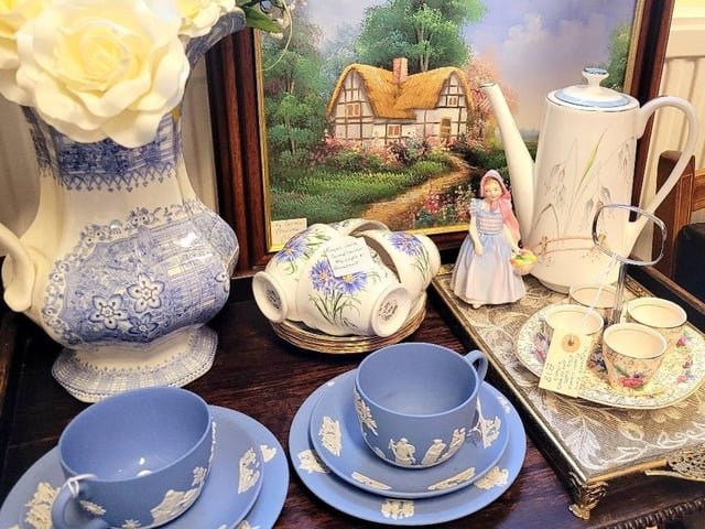 V&A Antiques, Tickhill Road, Balby, Doncaster, has a 4.5 rating on Google, with over 30 reviews. Just a thirty-minute drive from Worksop town centre.