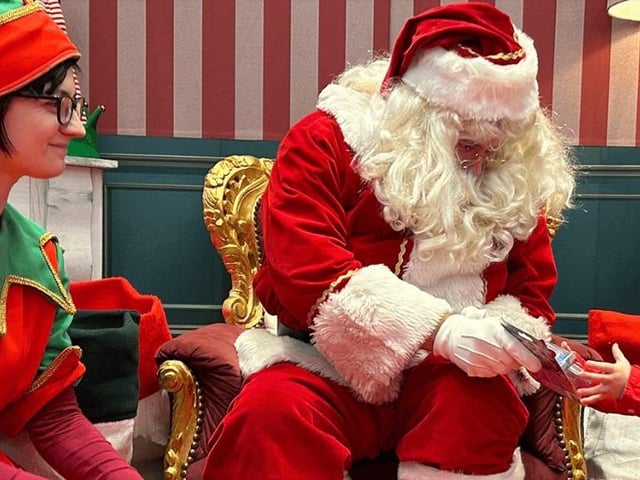 At last, Santa ‘ho, ho, ho’s’ his way back into Four Seasons Shopping Centre, set for a bumper year bringing Christmas cheer to local families! Santa and his helpers will be in Four Seasons all the way up until Christmas Eve. It is recommended that you book online, but you can turn up and ask one of the friendly elves if there is space for you to come straight in or join the queue. Visit https://www.bookfatherchristmas.co.uk/fourseasons