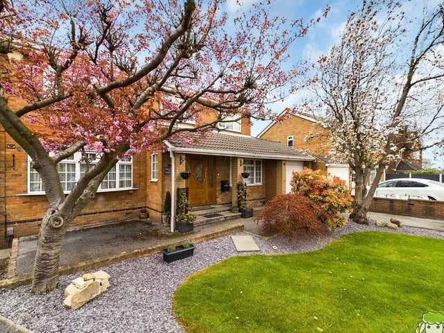 After seeing the back of the £995,000 Selston house, here is the view from the front. There is a twin driveway and a tandem garage.